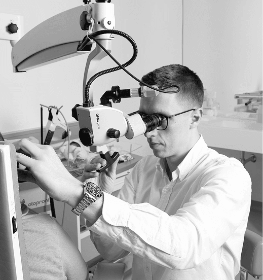 Priv. Doz. DDr. Faris Brkic bei der Untersuchung